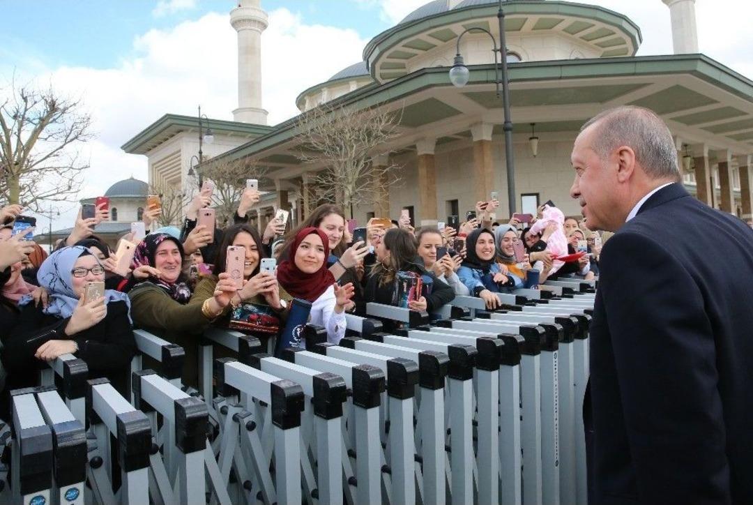 Cuma Namazını Millet Camii&rsquo;nde Kılan Vatandaşlardan Cumhurbaşkanı Erdoğan&rsquo;a Sevgi Seli