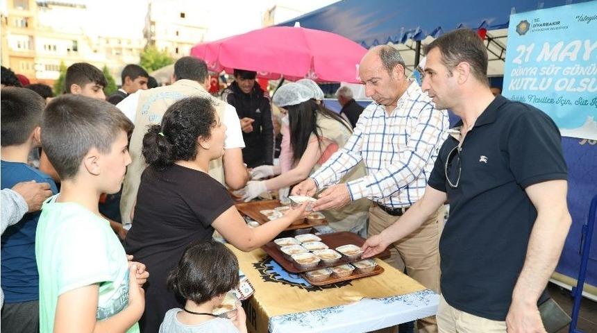 D&uuml;nya S&uuml;t G&uuml;n&uuml;&rsquo;nde Vatandaşlara S&uuml;tla&ccedil; Dağıtıldı