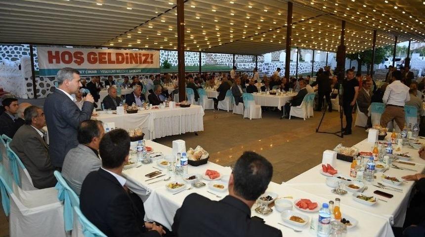 Başkan &Ccedil;ınar İftarda Mahalle Muhtarlarını Ağırladı