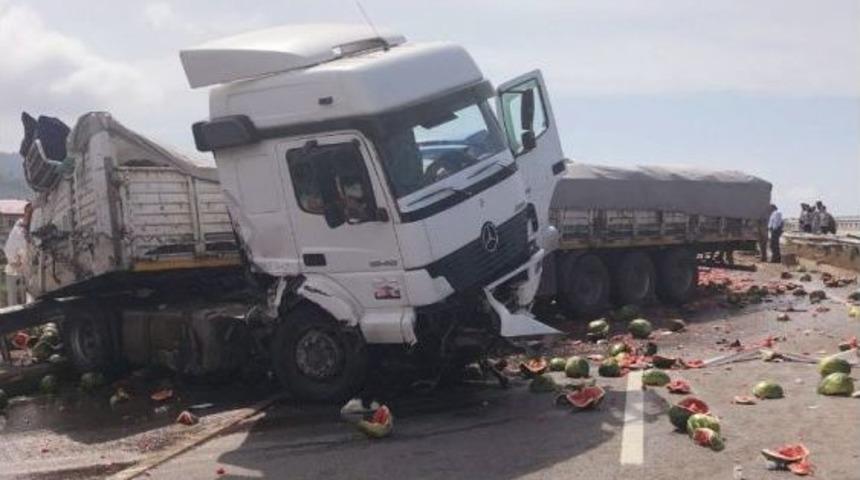 Karpuz Y&uuml;kl&uuml; Tır Kargo Tırına &Ccedil;arptı: 1 Yaralı