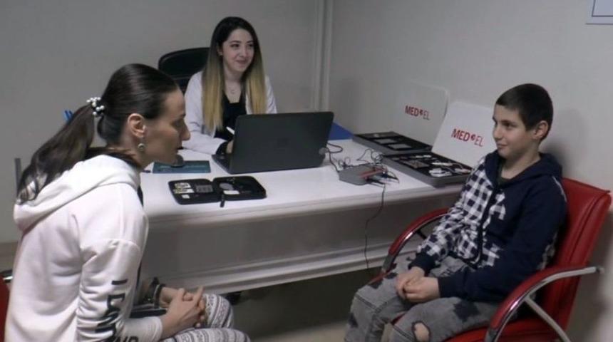 İşitme Engelli &Ccedil;ocuk İlk Kez Annesinin Sesini Duydu