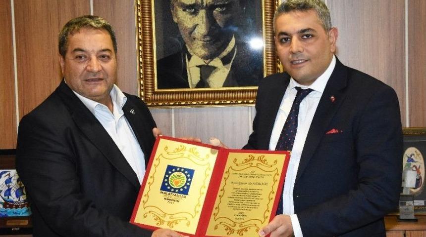 Sadıkoğlu’na Onursal Üyelik Belgesi