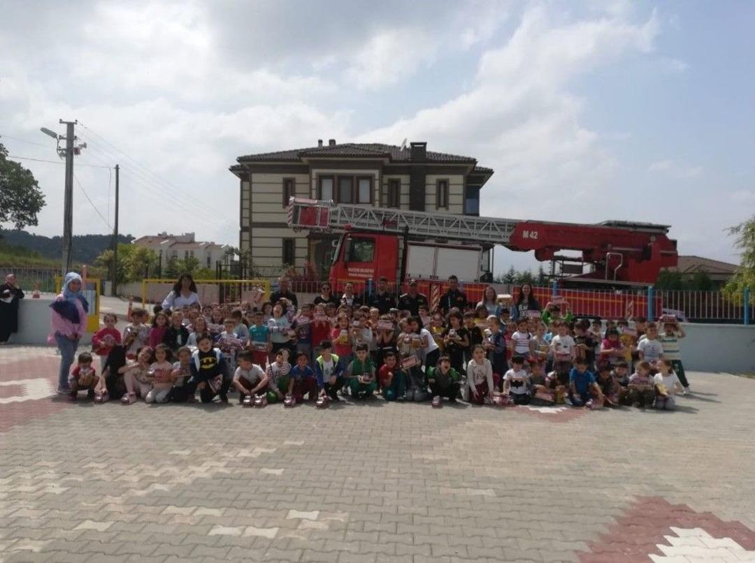 Boz&uuml;y&uuml;k Belediyesi İtfaiye M&uuml;d&uuml;rl&uuml;ğ&uuml;&rsquo;nden 900 Minik &Ouml;ğrenciye Yangın Eğitimi