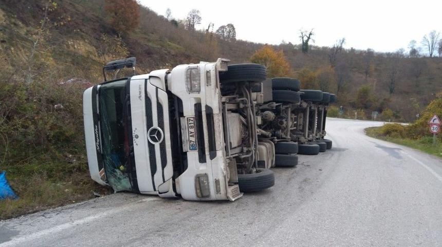 Ak&ccedil;akoca&rsquo;da Virajı Alamayan Tır Devrildi