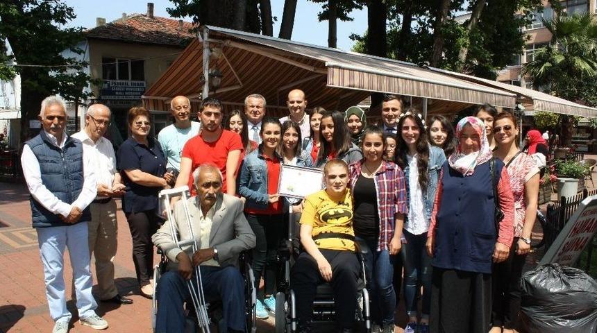 Mavi Kapaklarla Aldıkları Ak&uuml;l&uuml; Sandalyeyi Engelli Kadına Teslim Ettiler