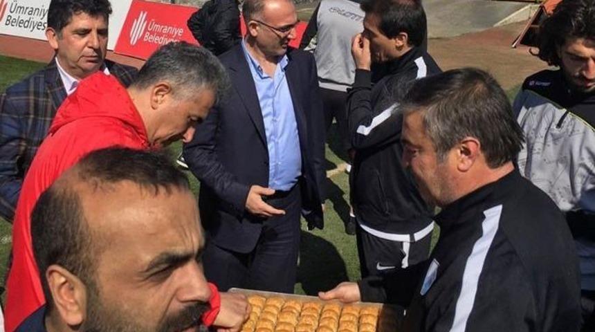 Bb. Erzurumsporlu Y&ouml;netici B&uuml;lent G&uuml;l&rsquo;den Antrenmanda Baklava İkramı
