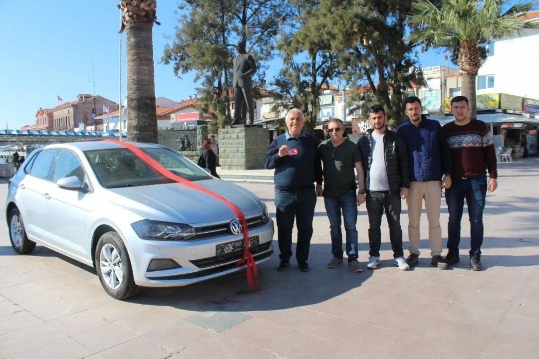 Ayvalıkg&uuml;c&uuml; Belediyespor&rsquo;un Otomobil &Ccedil;ekilişi Talihlisi Anahtarı Teslim Aldı