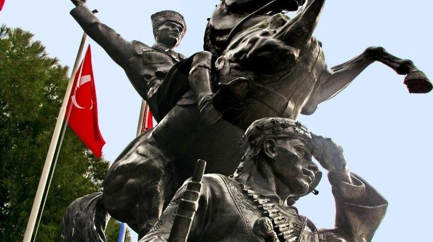 İzmir &ldquo;heykellerin &Uuml;stadını&rdquo; Anıyor