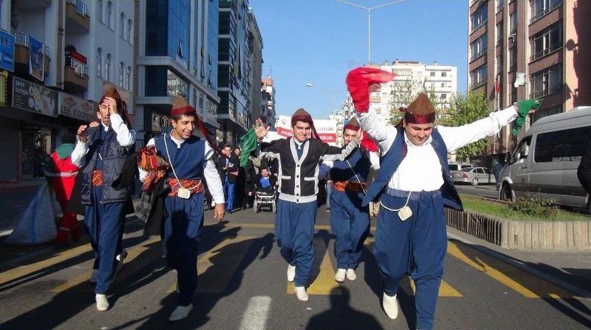 Engelliler Cadde Ortasında Halay &Ccedil;ekti