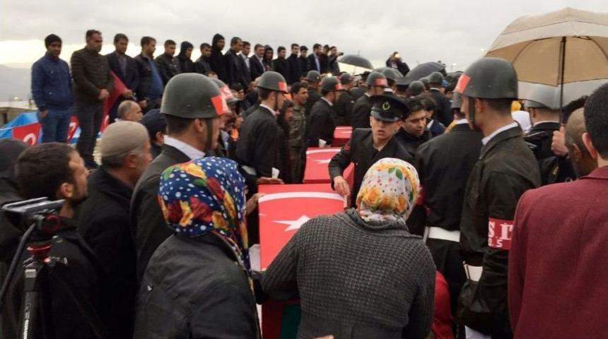 Şehit Korucunun Eşinden K&uuml;rt&ccedil;e Ağıt: &ldquo;şehitler &Ouml;lmez&rdquo;