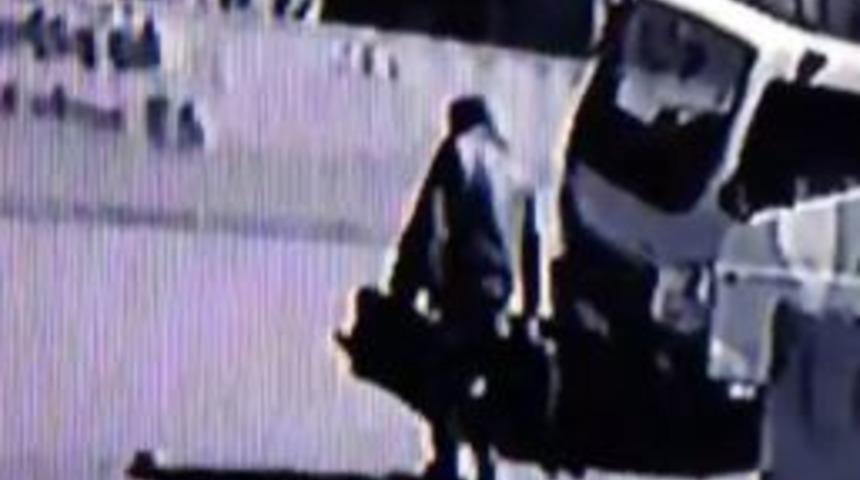 Otomobilden Hısızlık Yapan Şahıs Kameraya Yakalandı