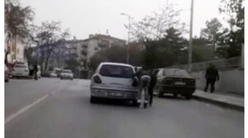 Patenli Gen&ccedil;lerin Otomobil Arkasında Tehlikeli Yolculuğu