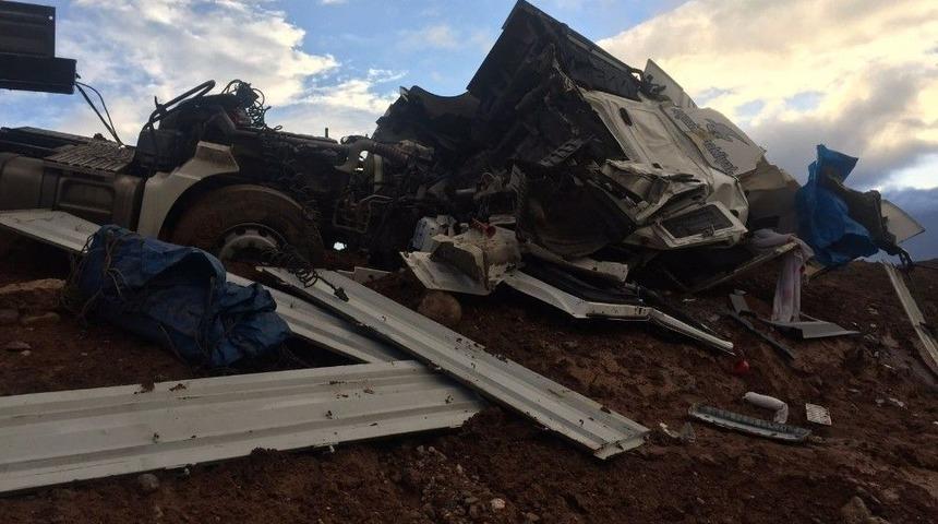 Hurdaya Dönen Tırdan Hafif Yaralı Kurtuldu