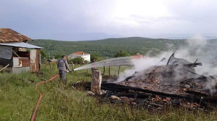 Yıldırımın D&uuml;şt&uuml;ğ&uuml; Samanlık K&uuml;l Oldu