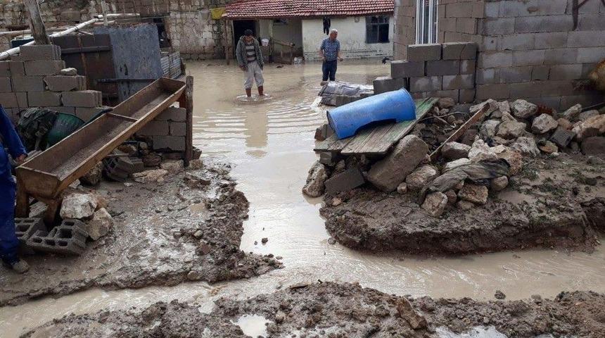 Yenifakılı’da Şiddetli Yağmur 15 Ev Ve Ekili Alanlara Zarar Verdi