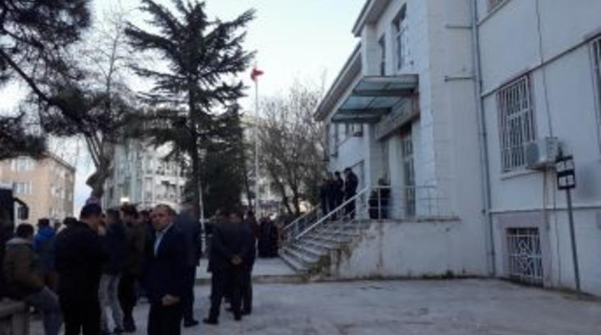 G&ouml;&ccedil;men Ka&ccedil;ak&ccedil;ılığından G&ouml;zaltına Alınan Emniyet M&uuml;d&uuml;r&uuml; Adliyeye Sevk Edildi