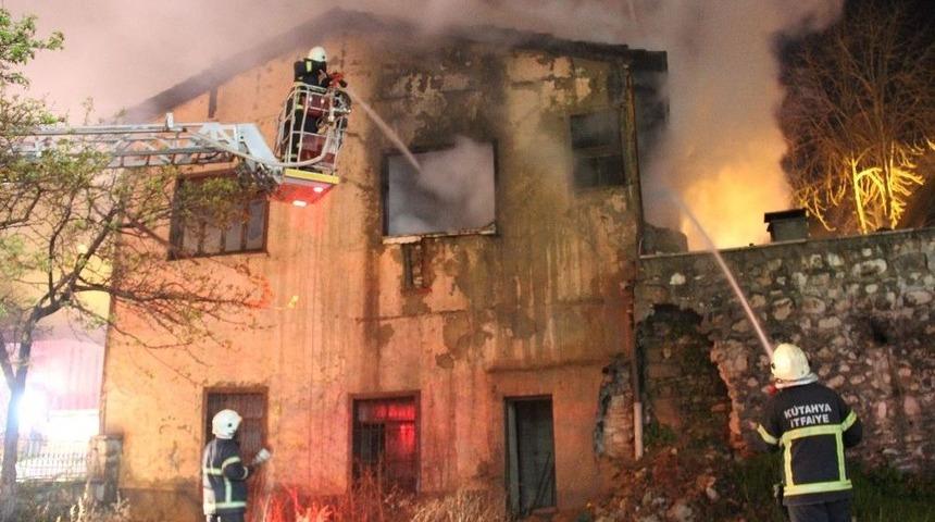 K&uuml;tahya&rsquo;da Metruk Binada Yangın
