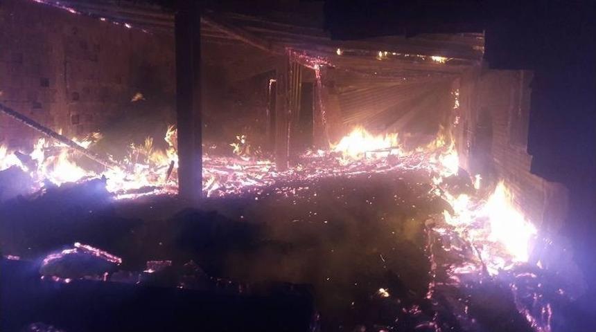 Mandırada Yangın &Ccedil;ıktı, 40 Hayvan Telef Oldu