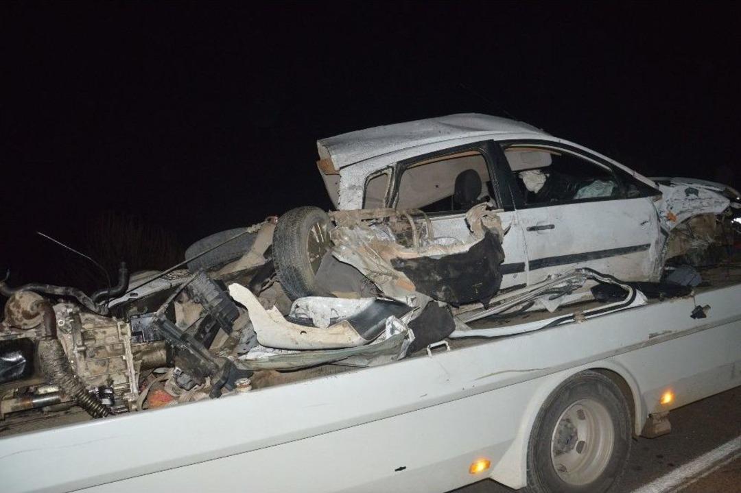 Ref&uuml;j&uuml; Aşan Otomobil Karşı Y&ouml;nden Gelen Ara&ccedil;lara &Ccedil;arptı: 1 &Ouml;l&uuml;, 2 Yaralı