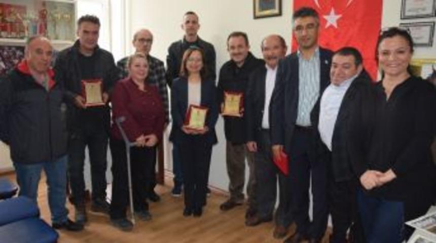 Engellilere Destek Verenlere Teşekk&uuml;r Plaketi