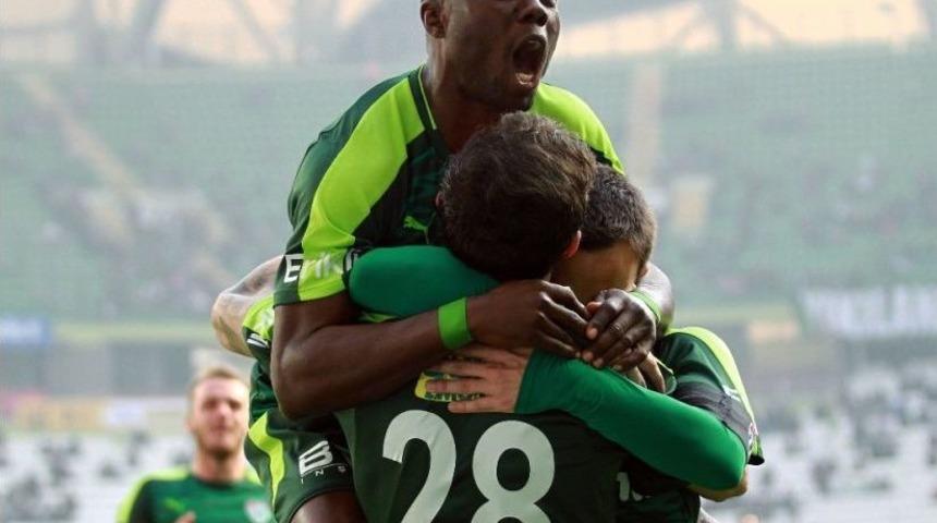 Bursasporlu Futbolcular Farklı Galibiyetin Sevincini Yaşıyor