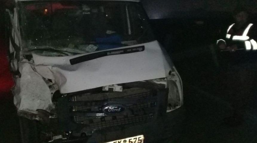 İzmir&rsquo;de Minib&uuml;s İle Tır &Ccedil;arpıştı: 4 Yaralı