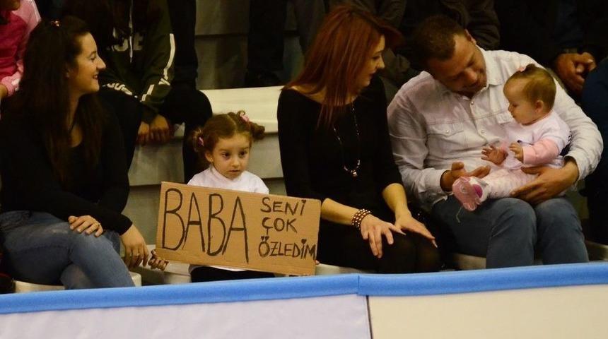 Asker Babaya Trib&uuml;nden Pankartlı Selam