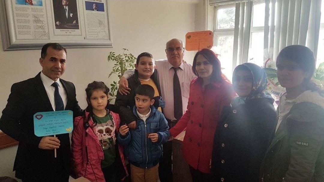 &Ouml;zel &Ouml;ğrenciler Protokole Pankart Hediye Etti