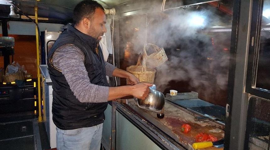 Mobil Sucuk Ekmek Tezgahıyla M&uuml;şterilere Şehir Turu