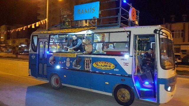 Mobil Sucuk Ekmek Tezgahıyla Müşterilere Şehir Turu