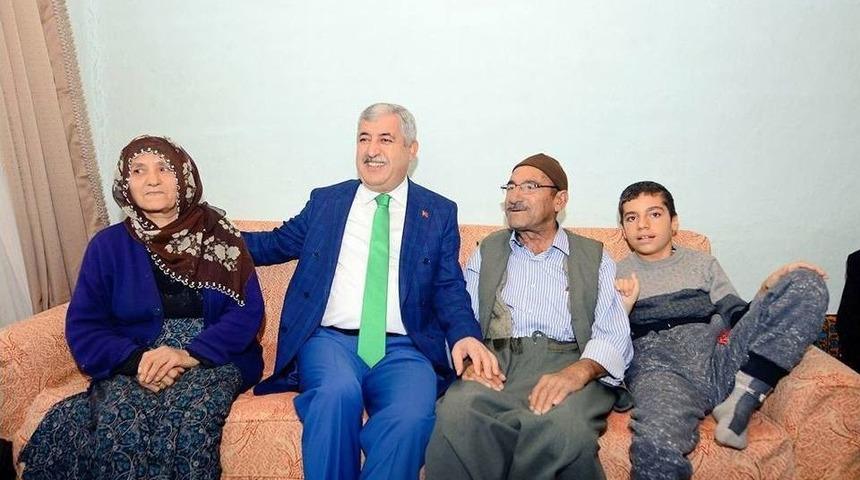 (&ouml;zel Haber) Yaşlıları &lsquo;baş Tacı&rsquo; Ettiler