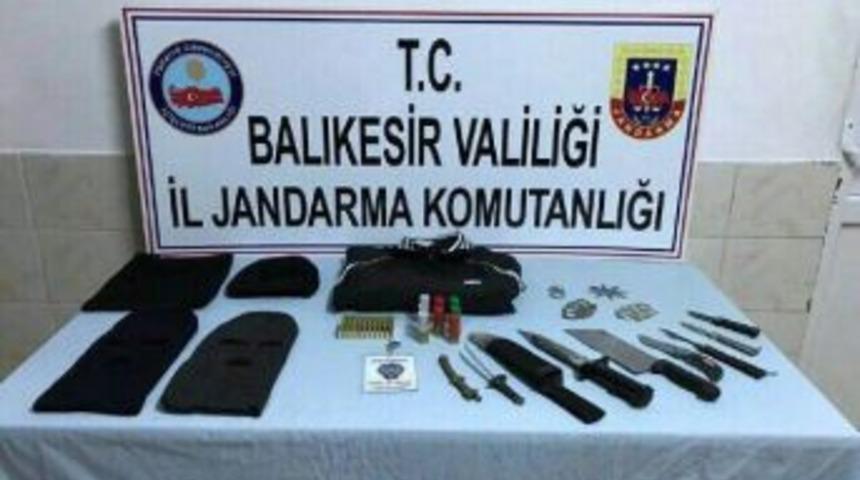 Rambo Bı&ccedil;akları Ve Ninja Yıldızlarıyla Yol Keserek Yağma Yapan 3 Kişi Tutuklandı