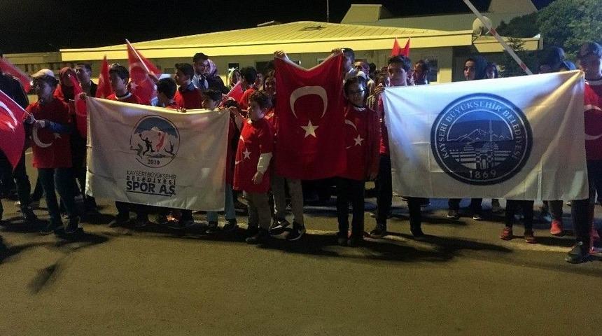 Avrupa Şampiyonu Memleketinde T&uuml;rk Bayraklarıyla Karşılandı