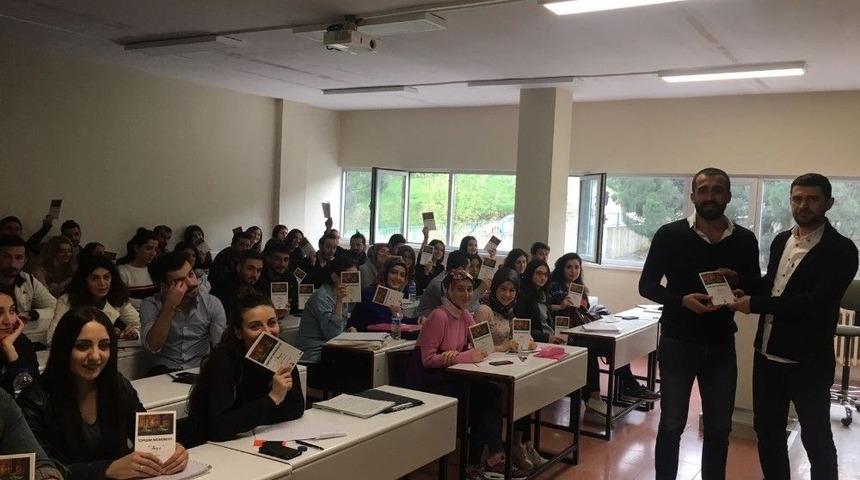 &Ouml;ğrencilerine Kitap Okuma Alışkanlığı Kazandırmak İ&ccedil;in Uğraş Veriyor