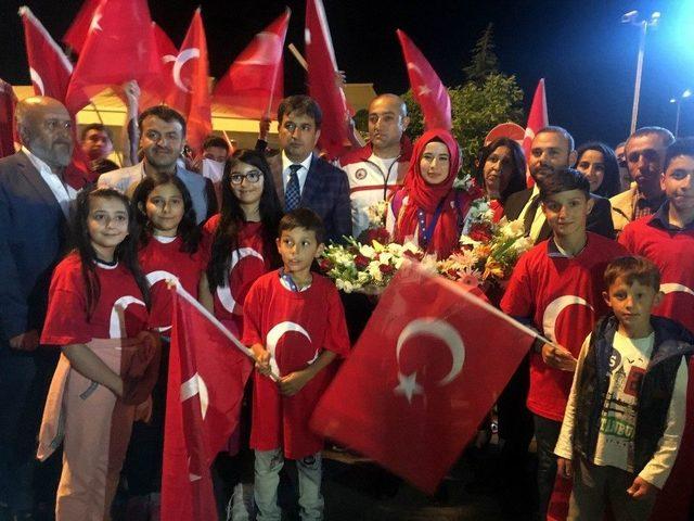 Avrupa Şampiyonu Memleketinde Türk Bayraklarıyla Karşılandı