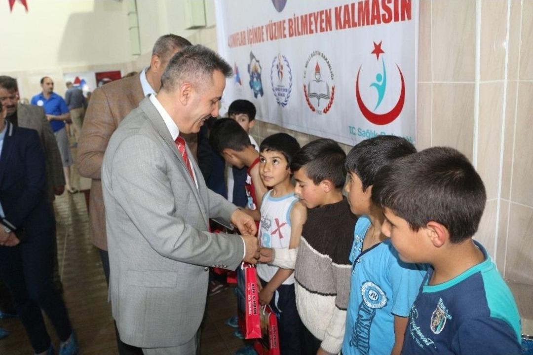 1630 Rakımlı Ağrı&rsquo;da &Ouml;ğrenciler Havuzda Y&uuml;zme &Ouml;ğreniyor