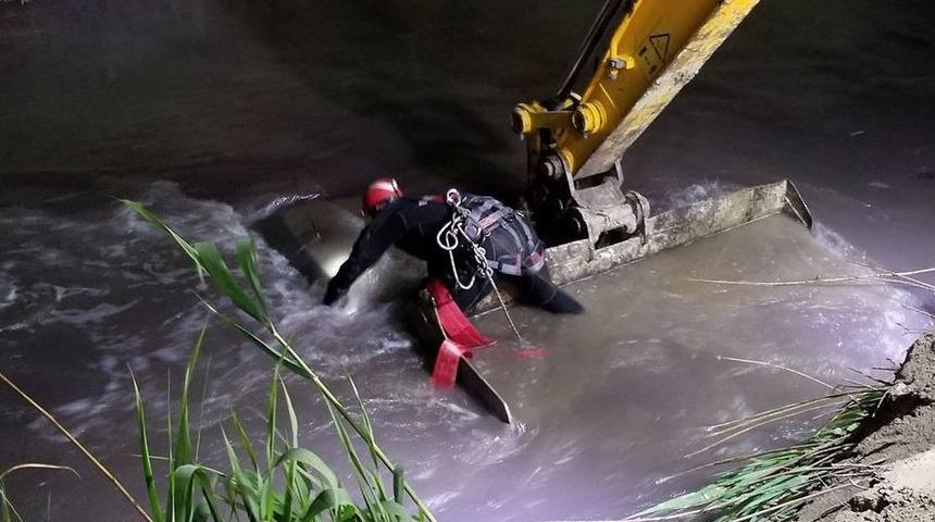 Nehre D&uuml;şen Otomobilin Tavanına &Ccedil;ıkarak Hayatta Kaldı