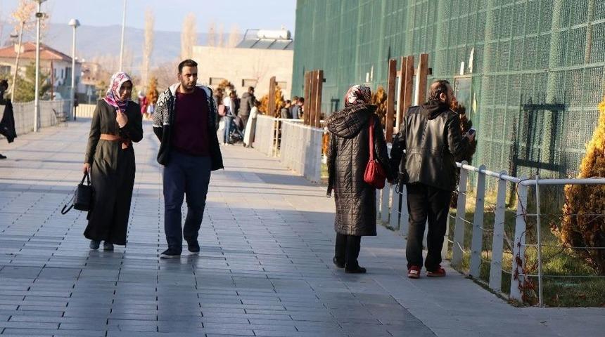 Hafta Sonu Sıcak Geçti, Vatandaşlar Hayvanat Bahçesine Akın Etti