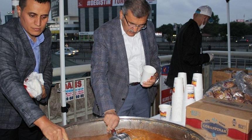 İftara Yetişemeyen Vatandaşlara Metrobüs Durağında Çorba Hizmeti