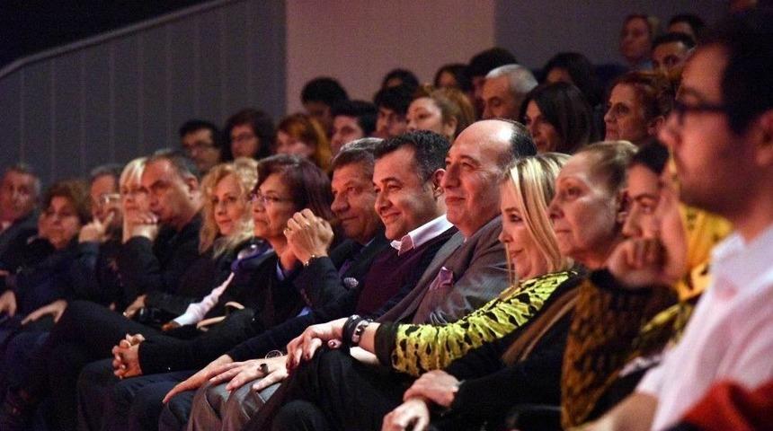 Alanya Belediye Tiyatrosu&rsquo;ndan &lsquo;karmakarışık&rsquo; Pr&ouml;miyeri