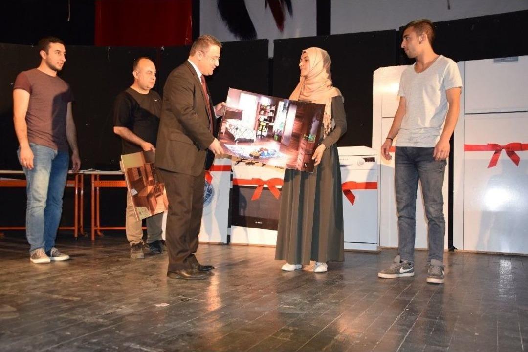 Bilgi Yarışmasında Dereceye Giren &Ouml;ğrencilere İlgin&ccedil; &Ouml;d&uuml;ller