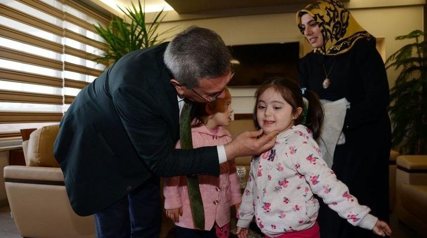 Down Sendromlu &Ccedil;ocuklardan Başkan &Ccedil;etin&rsquo;e Ziyaret