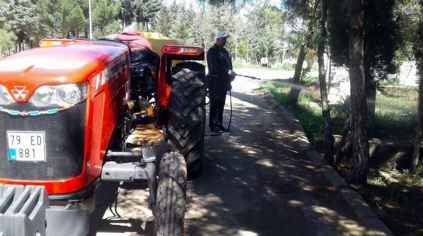 Mezarlıkta Yabani Otlar İla&ccedil;lanıyor