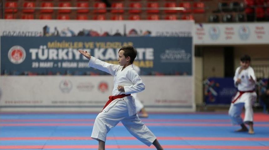 T&uuml;rkiye Minikler Ve Yıldızlar Karate Şampiyonasının A&ccedil;ılışı Yapıldı