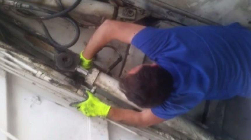 (&ouml;zel) Eli &Ccedil;&ouml;p Kamyonunun Pistonuna Sıkışan Temizlik İş&ccedil;isinin Kurtarılma Anları Kamerada