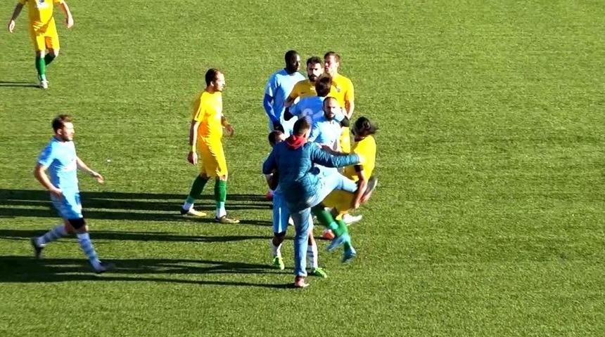 Saha G&ouml;revlisi Tekme İle Sporcuyu Yere İndirdi