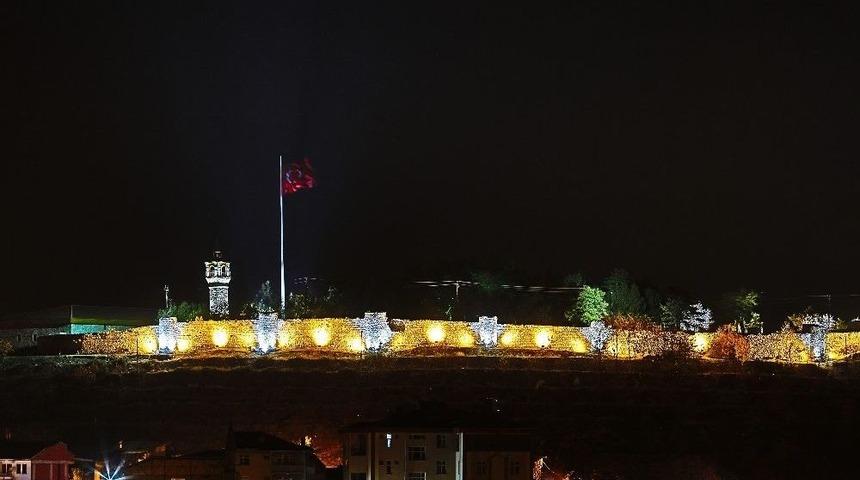 Zile&rsquo;de 4 Bin Yıllık Kale Ve Surlar Işıklandırıldı