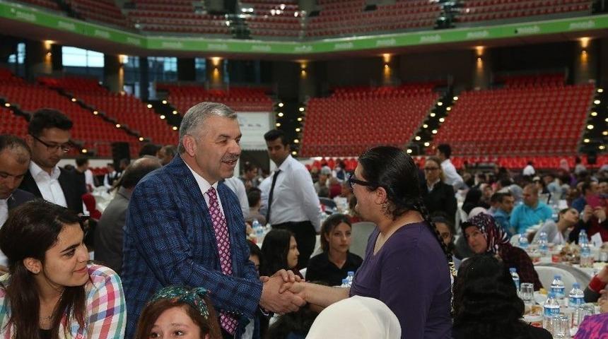 Başkan &Ccedil;elik; Yaşlılarla, Sevgi Evleri&rsquo;ndeki &Ccedil;ocuklarla Ve Engellilerle İftar Yaptı