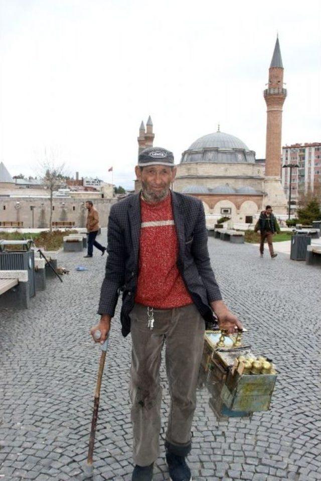 Tek Bacağıyla Boyacılık Yaparak Üç Çocuk Okutuyor