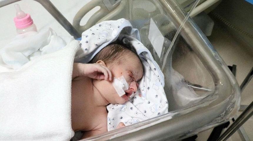 27 G&uuml;nl&uuml;k Bebeğe G&ouml;z Kapağı Yapıldı